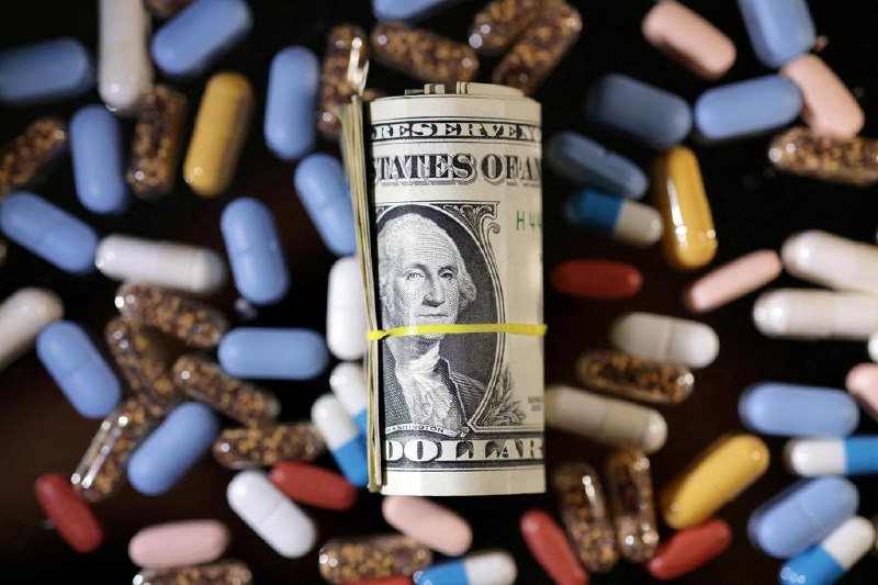 特朗普施压17药企总裁降低美国药价美国总统特朗普已致函17家主要制药公司总裁，概要说明他们应该如何大幅削减美国处方药价格，使美国的药品价格与其他国家的价格持平，并要求制药公司在9月29日之前做出具约束力的承诺