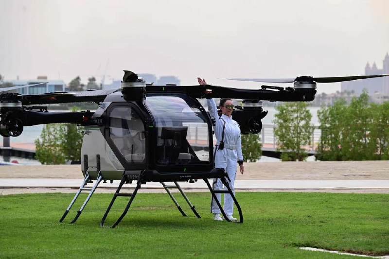 小鹏飞行车在迪拜首飞中国新能源汽车品牌小鹏汽车控股的小鹏汇天飞行汽车“陆地航母”，当地时间星期天（10月12日）在迪拜完成首次海外有人驾驶公开飞行演示