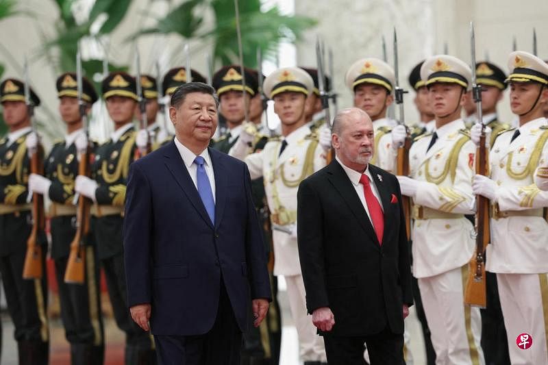 马来西亚展现榴梿外交 赠猫山王黑刺榴梿给中国正在访华的马来西亚国家元首依布拉欣星期五（9月20日）在与中国国家主席习近平会面时，向对方赠送两箱A级品质的猫山王和黑刺榴梿