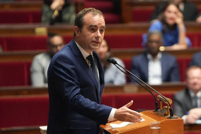 法国政府在国民议会不信任动议投票中过关法国国民议会对两项针对政府的不信任动议进行投票，动议最终未获通过，政府未被国民议会推翻