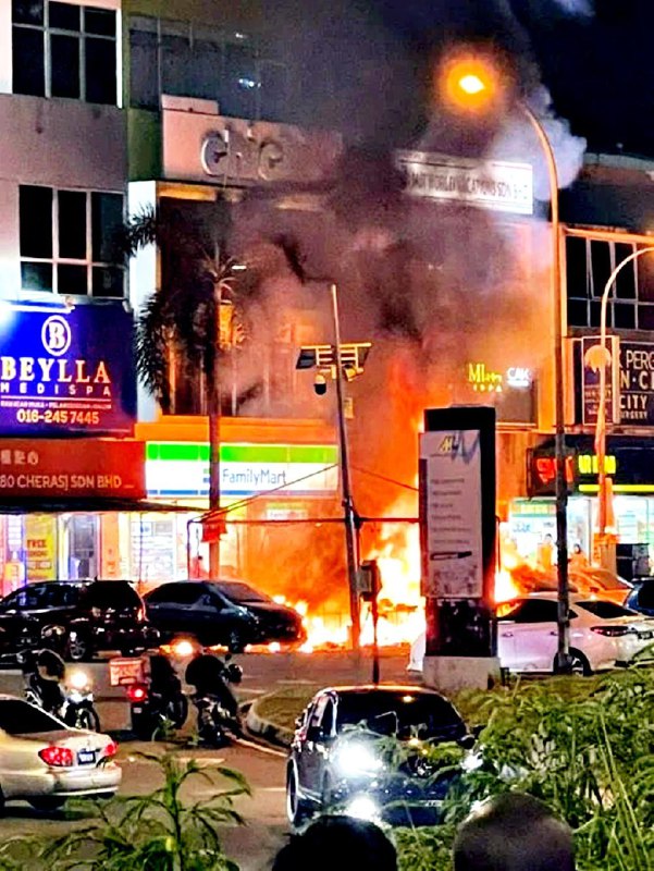 吉隆坡烟花档爆炸民众慌逃 档口与三车尽毁马来西亚首都吉隆坡东南蕉赖区南区C180商业区一个烟花档忽然发生爆炸，烟火四射，众人急逃，爆炸导致三辆汽车烧毁