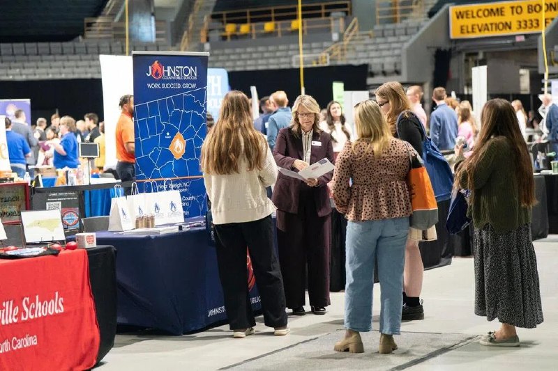 人工智能变革冲击 美企10月裁员规模20多年来同期最高数据显示，随着人工智能重塑行业格局以及成本削减加速，美国企业10月份宣布的裁员规模是20年来同期最高水平