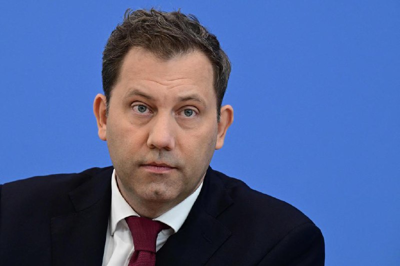 德国通过2025预算草案 拟五年举债逾8000亿欧元推动投资德国联邦内阁星期二（6月24日）通过2025年联邦预算草案与2026年财政框架，提出在未来两年大幅提升公共投资，以重振连续两年停滞的经济