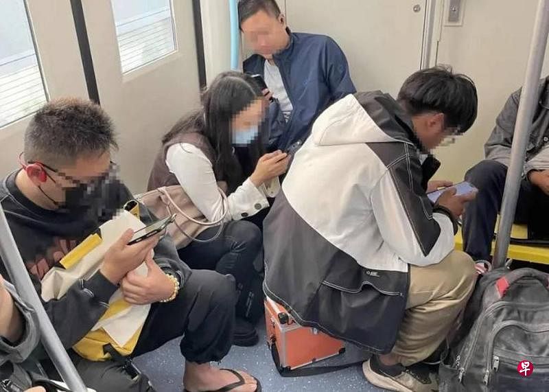下午察：大城市地铁上的“板凳族”地铁上的“板凳族”又回来了