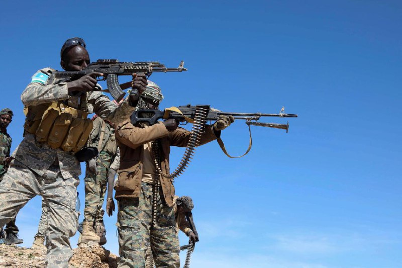 特朗普派兵对索马里的ISIS恐怖分子发动空袭美国总统特朗普称，美军对索马里的伊斯兰国组织（ISIS）恐怖分子嫌疑人发动空袭