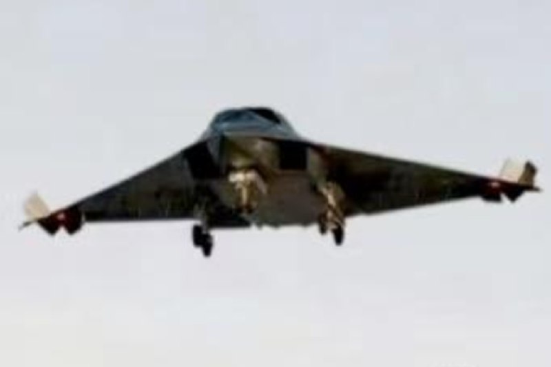 美媒披露中国第六代战机“歼-36”正面照 采并列双座布局美国媒体披露了中国第六代战斗机“歼-36”的正面照片，显示该机采用宽阔的并列双座布局，设计风格类似美国F-111和俄罗斯苏-34等机型