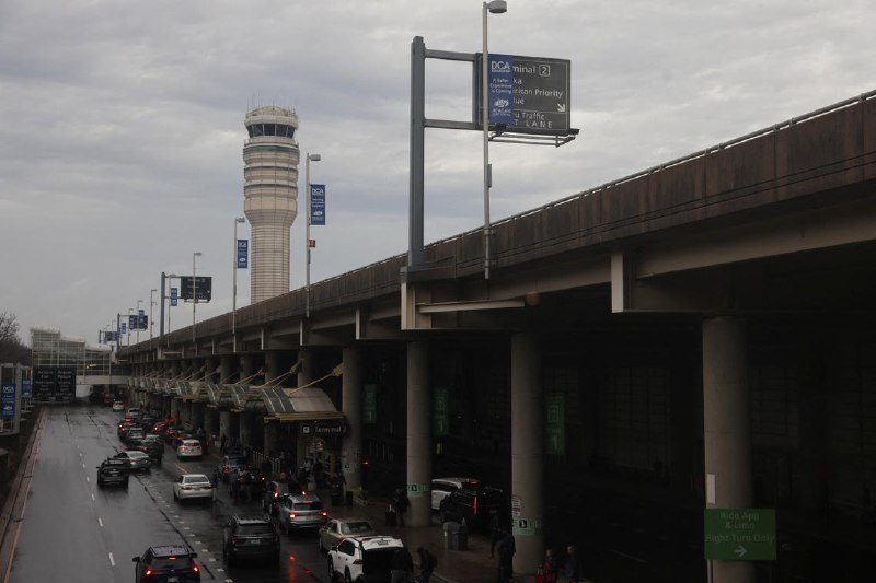 美国逾九成空中交通管制设施人手不足美国300多个空中交通管制设施中，有超过90%的设施未达到联邦航空管理局（FAA）推荐的人员配置水平
