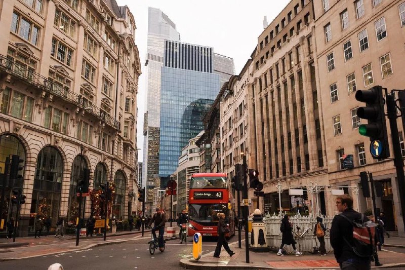 英国启动50年来最大移民制度改革英国星期四（11月20日）启动50年来最大移民制度改革，非法移民与依赖社会福利的入境者须等待20年至30年才能获得永久居留资格，这将是“欧洲最严格”的移民政策