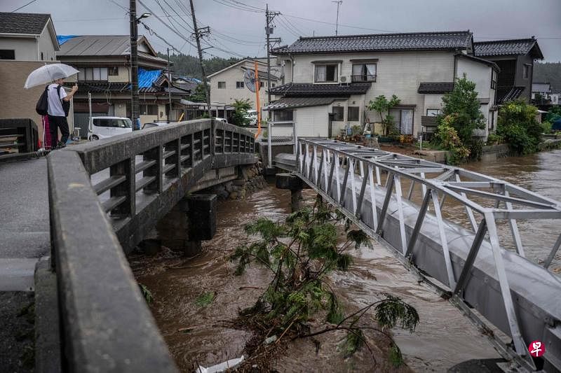 日本暴雨袭击引发洪灾和山体滑坡 至少一死七人失踪日本遭遇暴雨袭击，引发洪灾和山体滑坡，造成至少一人死亡，七人失踪