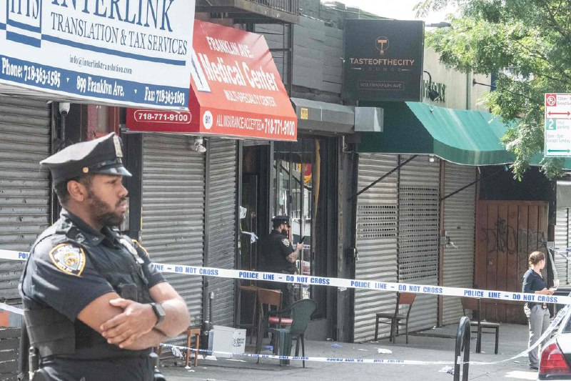 美国纽约酒吧发生枪击案 三死九伤美国纽约市布鲁克林区一家酒吧发生枪击案，造成三人死亡和九人受伤