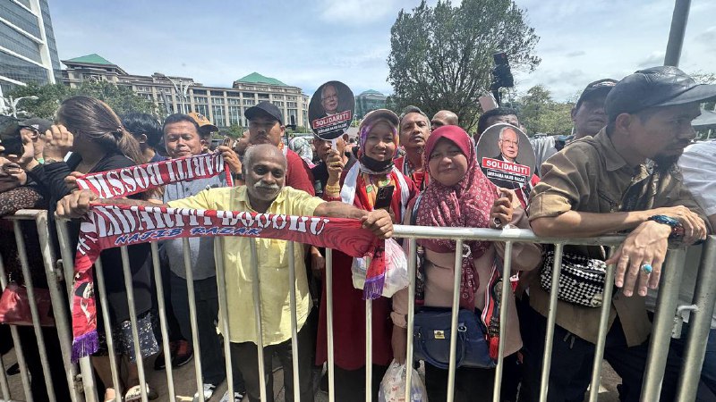 上诉庭批准纳吉上诉 是否有居家服刑附加谕令 发还高庭审理马来西亚前首相纳吉的居家服刑上诉申请出现转折，纳吉代表律师提呈新证据，指彭亨王宫证实附加谕令存在