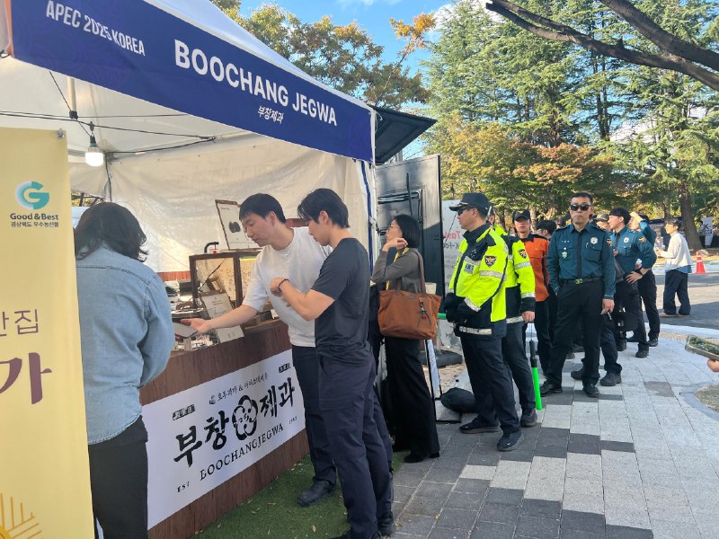 【APEC花絮】K-Food飘香 庆州峰会现场掀“韩国味道热”在庆州举行的亚太经合组织（APEC）领导人非正式会议期间，来自韩国各地的代表性食品齐聚峰会现场，成为与外交盛会并行的“第二焦点”