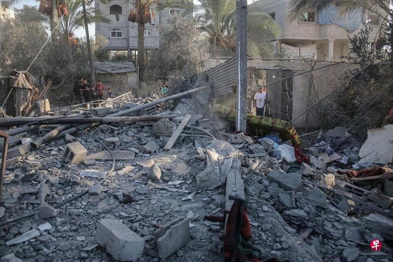 以色列空袭加沙回教堂和学校 酿24死93伤以色列空袭加沙地带的一座回教堂和一所收容流离失所者的学校，造成至少24人死亡，93人受伤