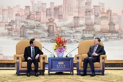 会上海市委书记 国民党副主席张荣恭：加强推动沪台交流台湾在野的中国国民党副主席张荣恭在与中共上海市委书记陈吉宁会面时说，希望国共两党能在既有基础上，继续加强政治互信、推动沪台交流合作