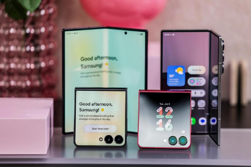 韩国三星拟今年底发售首款三折叠智能手机韩国三星电子公司计划今年底之前推出首款三折叠式智能手机，以加紧与中国华为技术有限公司在可折叠手机市场的竞争