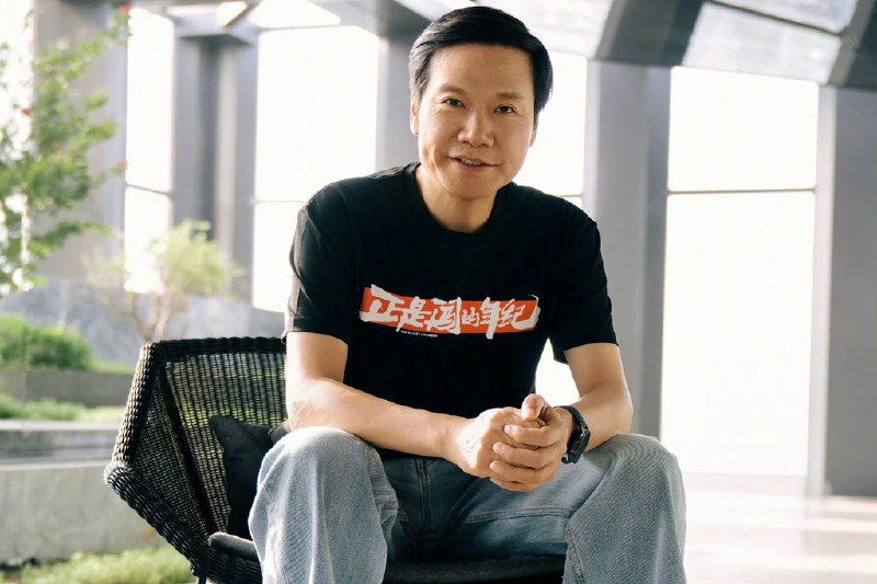 雷军：押上全部家底同时造车和重启造芯小米创办人、董事长兼CEO雷军星期三（9月24日）和星期四（25日）接连发文，称“五十来岁，正是闯的年纪”，并透露“造车和重启造芯，几乎是同时做的决策”，把家底全押上了，压力巨大