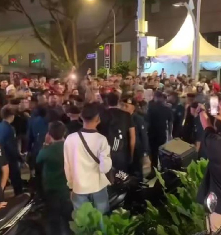 吉隆坡夜市骚乱 惊动执法员“护送”数男离场疑没有营业执照摆摊，引发马来西亚首都吉隆坡一个夜市发生骚动事件，场面失控混乱，最终惊动执法当局到场执法