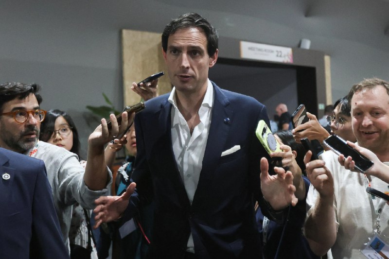 淘汰化石燃料措辞深夜被删 气候大会共识临危进入加时谈判淘汰化石燃料和适应气候变化融资协商胶着不解，气候大会进入加时协商阶段，大会现场在等待最新协商草案和闭幕会议时间表