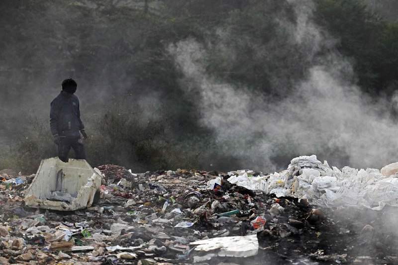 新德里毒雾超标60倍 贫困学生教育受影响严重由于有毒雾霾笼罩印度首都，学校再度停课，新德里及周边地区有近200万名学生必须留在家中，学生免受户外毒雾之苦，不少家长却甚为苦恼