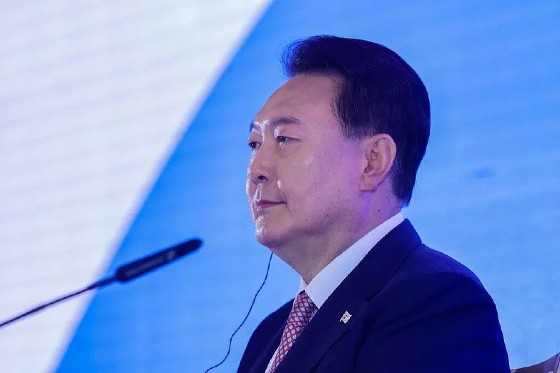 韩国检察组以一般利敌罪起诉前总统尹锡悦韩国负责调查紧急戒严事件的独立检察组，星期一（11月10日）以涉嫌一般利敌罪和滥用职权妨碍权力行使罪起诉前总统尹锡悦