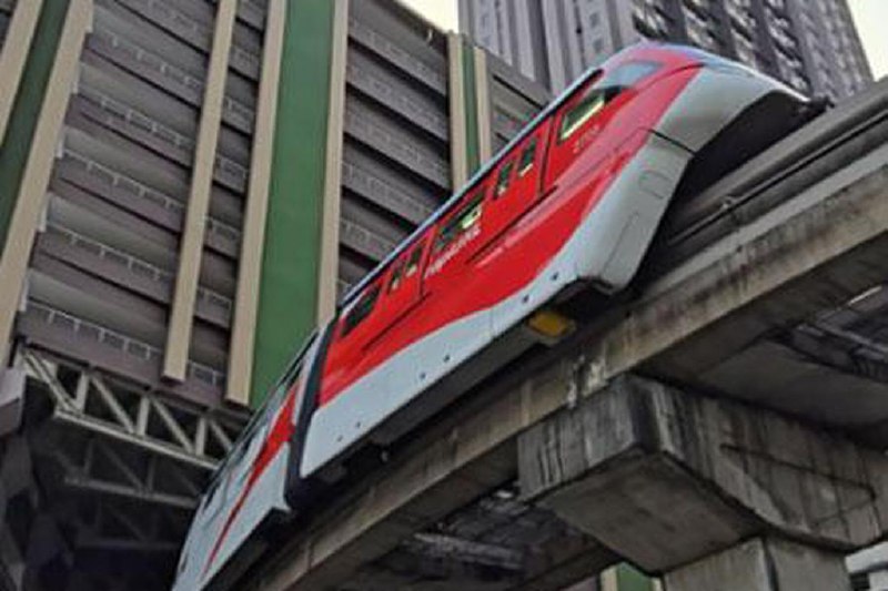 马国吉隆坡轻轨列车穿楼奇景 与重庆网红地标雷同中国重庆有列车穿楼的网红地标，原来马来西亚吉隆坡也有类似的奇景