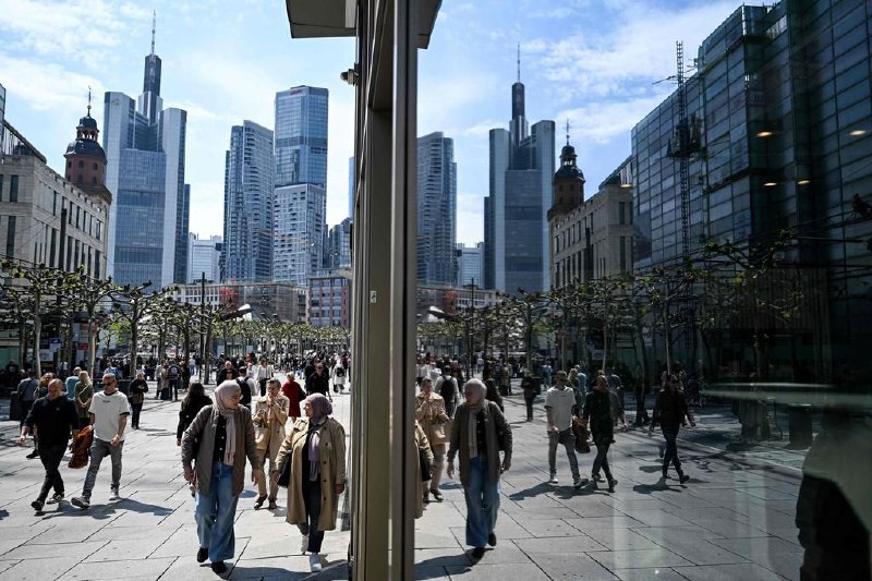 欧元区私营部门活动几近停滞 关税危机冲击服务业欧元区4月份私营部门活动几乎没有增长，关税不确定性导致对服务业信心下降至近五年低点