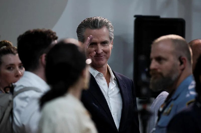 加州州长纽森抨击特朗普的气候政策“愚蠢”美国加利福尼亚州民主党籍州长纽森在巴西举行的联合国气候变化大会保证，加州将继续优先发展绿色技术，他同时抨击美国总统特朗普的气候政策“愚蠢”，不但两次退出《巴黎协定》，还将快速增长的清洁能源市场拱手让给中国