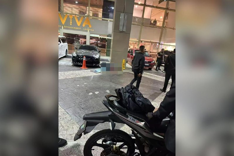 吉隆坡购物广场外午夜传枪声 两男子遭数人击毙疑黑帮寻仇午夜伏击，马来西亚吉隆坡市中心某购物广场大门凌晨突发枪击案，两名来自砂拉越州的华裔男子遭数名身分不明人士开枪击毙，命丧当场