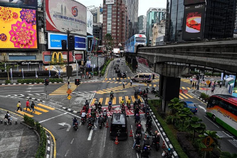 马国考虑减少公交站附近房地产新项目停车位马来西亚政府考虑要求房地产发展商，减少靠近公共交通站的新建项目停车位数量，以降低这些房地产的价格并鼓励民众使用公交