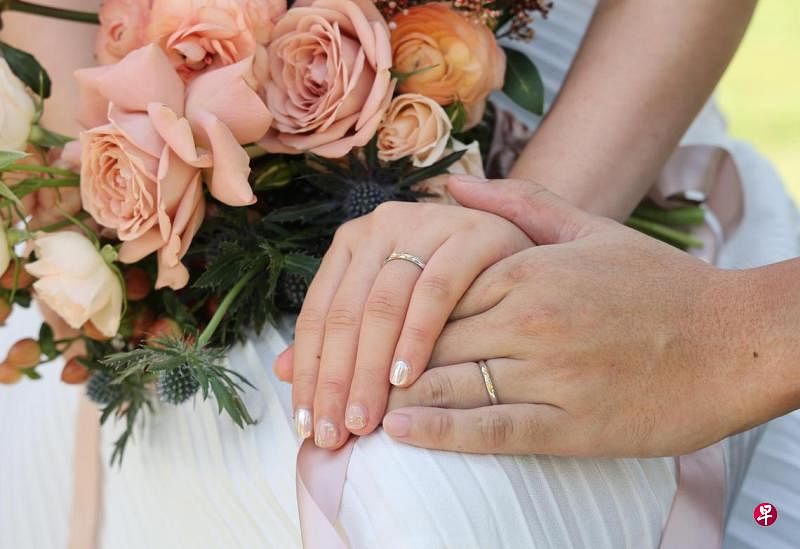 马国最高龄新郎91岁 新娘86岁 去年婚姻减12.5%马来西亚去年最高龄的新郎和新娘分别是91岁和86岁