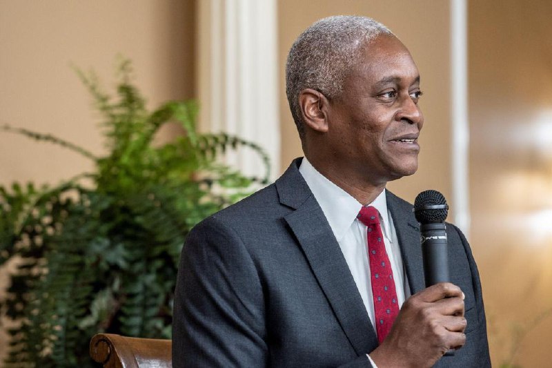 美联储行长博斯迪克维持今年降息一次观点亚特兰大联邦储备银行行长博斯迪克（Raphael Bostic）星期四（8月21日）说，他依然维持美国联邦储备局今年内可降息一次的观点，但他坦承，由于美国经济正经历显著变化，这个观点面对很多不确定性