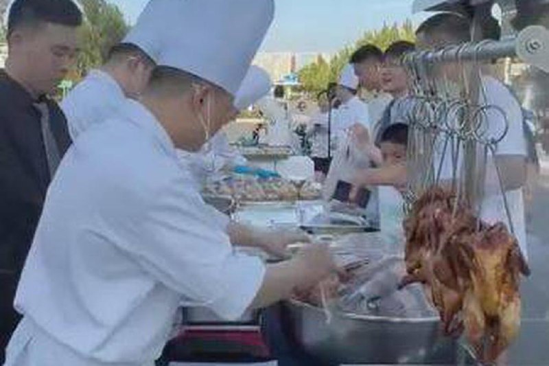 下午察：河南五星级酒店被逼摆起地摊了？在中国许多城市的街头，摆地摊做餐饮的老板通常都穿得很简单，不是长袖或T恤长裤，就是背心加上鸭舌帽