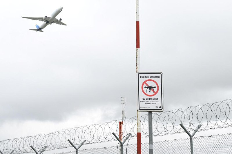 疑似无人机扰航 慕尼黑机场再度暂停航班继上周航班中断刚刚缓解数小时后，德国第二大航空枢纽慕尼黑机场，再次因未经证实的无人机目击报告，被迫暂停深夜起降，部分航班改降或改飞其他机场，机场运营一度受扰