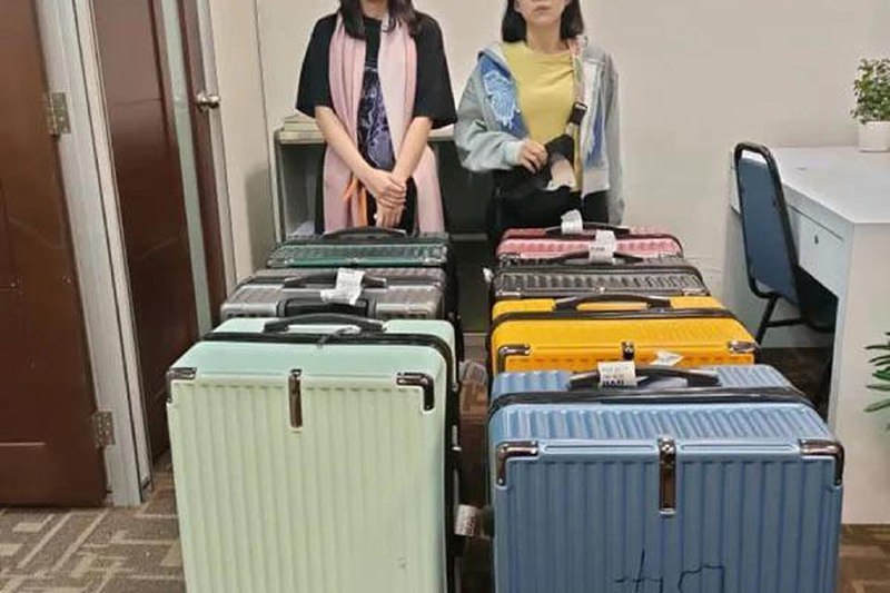 七大行李箱全装龟 两女图走私在吉隆坡机场被捕马来西亚两名女子用七个大行李箱，装了4386只活“猪鼻龟”，企图走私至越南，结果未上机先被捕