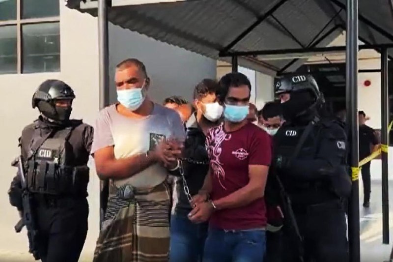 疑员工盗窃金饰现金 马国夫妻命人虐死埋尸马来西亚一名雇主怀疑缅甸籍罗兴亚劳工偷窃逾4万令吉（1万2174新元）和金饰，动用私刑，还指示其他员工虐待和殴打，最后致劳工死亡，埋尸家中浴室