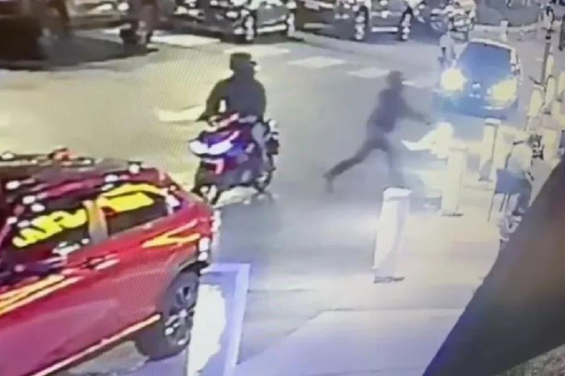 吉隆坡餐厅发生枪杀案 男子中弹身亡两友人受伤马来西亚一名男子与友人在餐厅用餐，遭两名共骑电单车的枪手近距离开枪，男子当场身亡，两名友人则受伤送院救治