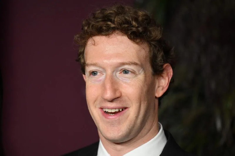 扎克伯格身家一夜蒸发近380亿元 富豪排名跌至第五社交媒体脸书母公司Meta创办人兼首席执行长扎克伯格（Mark Zuckerberg）因公司股价暴跌，全球富豪排名跌至第五位，是近两年来最低