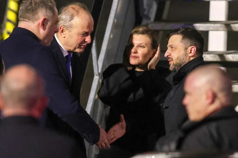 泽连斯基飞都柏林航线现五架无人机爱尔兰媒体星期四（12月4日）报道，一艘爱尔兰海军舰艇发现，乌克兰总统泽连斯基日前飞抵爱尔兰进行国事访问时，多达五架无人机在他的飞机航线附近活动