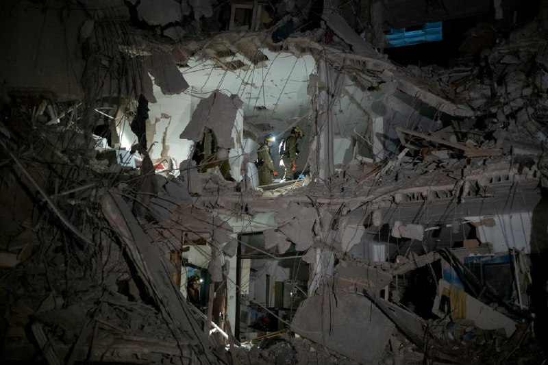 消息：以色列国防部大楼被伊朗导弹击中伊朗政府消息人士说，伊朗发射的导弹击中以色列国防部大楼，以色列媒体部分证实大楼附近被导弹击中