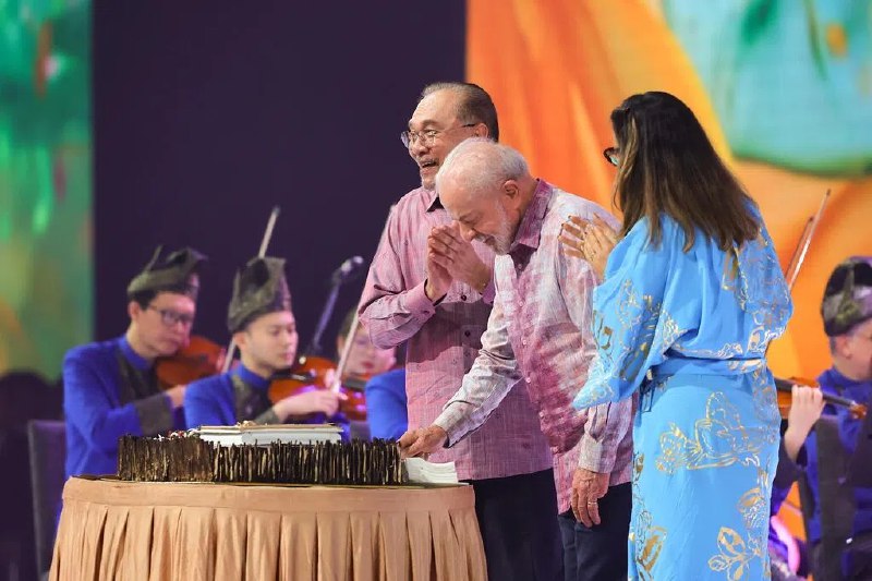 巴西总统卢拉在亚细安宴会上庆祝80大寿第47届亚细安峰会星期一（10月27日）进入第二天，这天正逢巴西总统卢拉（右二）的80岁大寿