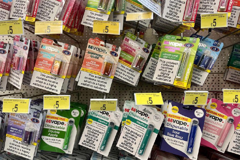 世卫：应禁止调味烟草和尼古丁产品 保护青少年免成瘾在5月31日世界无烟日到来之际，世界卫生组织发布最新报告，呼吁各国政府紧急禁止烟草和尼古丁制品（包括香烟、口含烟、水烟袋和电子烟）使用任何调味剂，以保护青少年免受成瘾和疾病的影响