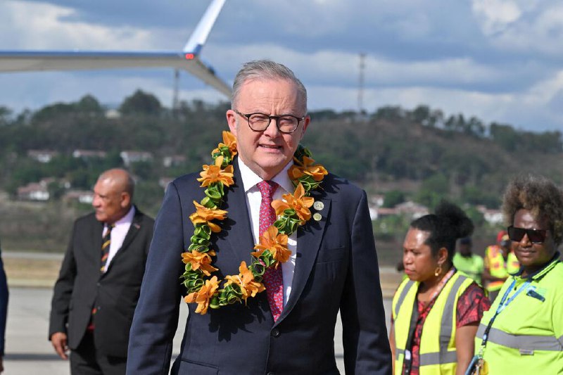 澳洲巴布亚新几内亚拟签防务条约 关系提升至同盟级别澳大利亚总理阿尔巴尼斯星期一（9月15日）抵达巴布亚新几内亚表示，他预计将在星期三（17日）签署一项防务条约，把与这一太平洋最亲近邻国的关系提升至接近澳美安全同盟的水平