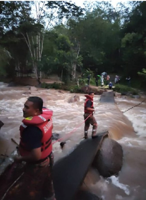 溪水暴涨 雪州22人受困瀑布区星期四（9月4日）下午的大雨导致雪兰莪新古毛博达瀑布区的溪水暴涨，淹没区内唯一联外的独木桥，导致22人受困，其中12人是警察