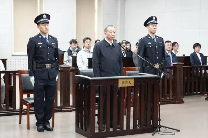 受贿逾亿人民币 黑龙江省人大常委会原副主任李显刚被判无期中国官方通报，黑龙江省人大常委会原副主任李显刚，涉受贿逾亿人民币（约2000万新元）被判无期徒刑