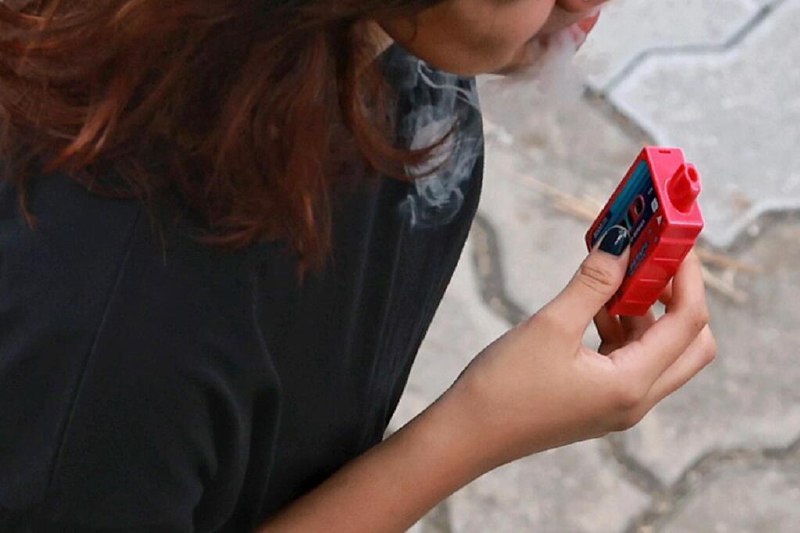 世卫：全球至少1500万青少年使用电子烟世界卫生组织说，全球13岁至15岁的青少年中，至少有1500万人使用电子烟；在有统计数据的国家，可能使用电子烟的青少年人数是平均成年人的九倍