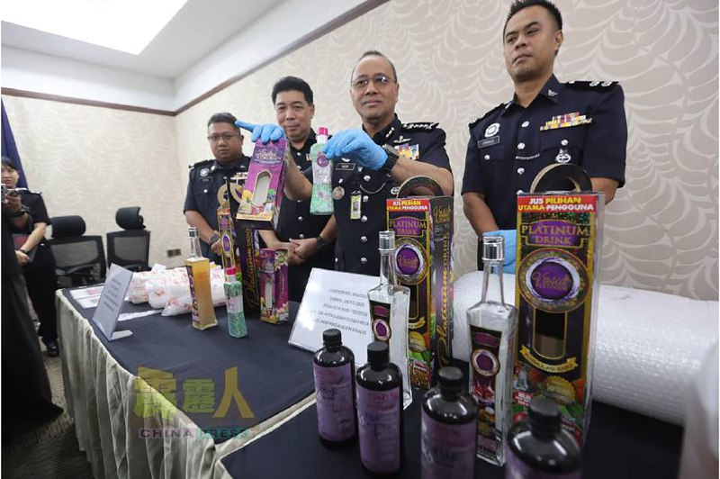 马国贩毒团伙新手法 将毒品包装成健康饮品马来西亚霹雳州警方捣破贩毒团伙，年轻毒贩夫妇被指将毒品溶入饮料，伪装成健康饮品运出国