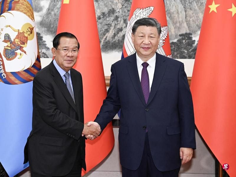 习近平见洪森  吁中柬相互支持巩固铁杆友谊中共中央总书记、中国国家主席习近平与柬埔寨人民党主席、参议院主席洪森会谈时，呼吁双方一要坚定相互支持，巩固铁杆友谊