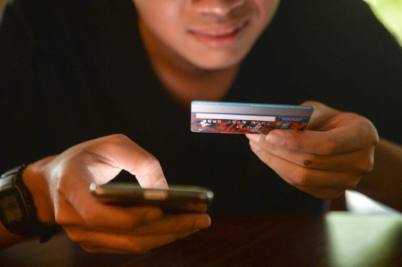 马航飞行员遇诈骗 损失逾136万令吉马来西亚航空公司（马航）一名50岁的飞行员在社媒Instagram看到投资广告，相信广告所说的“高额获利”，结果被骗走超过136万令吉（约41万新元）