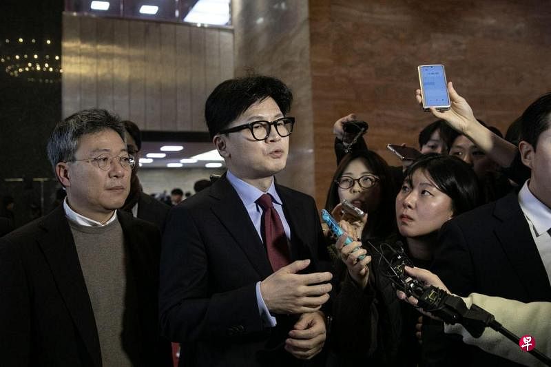 韩执政党党首吁执政党议员把国家人民放首位韩国执政党国民力量党党首韩东勋在国会第二次对总统尹锡悦弹劾案进行表决前，呼吁国民力量党议员把国家和人民放在首位