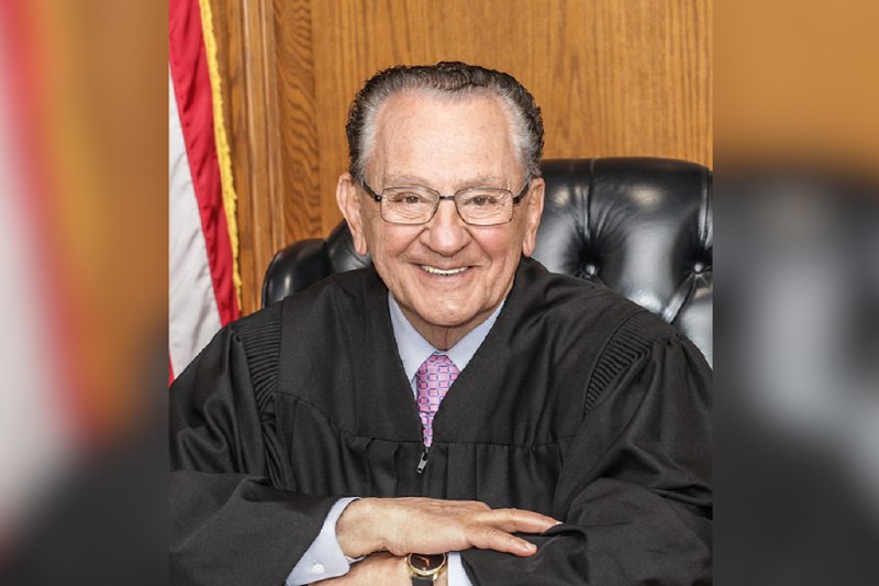 被誉为“最善良法官” 美国网红法官卡普里奥逝世被誉为“世界上最善良的法官之一”的美国罗德岛州前首席法官卡普里奥逝世，享年88岁